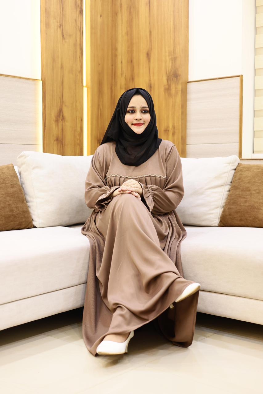 Zoom pleated abaya