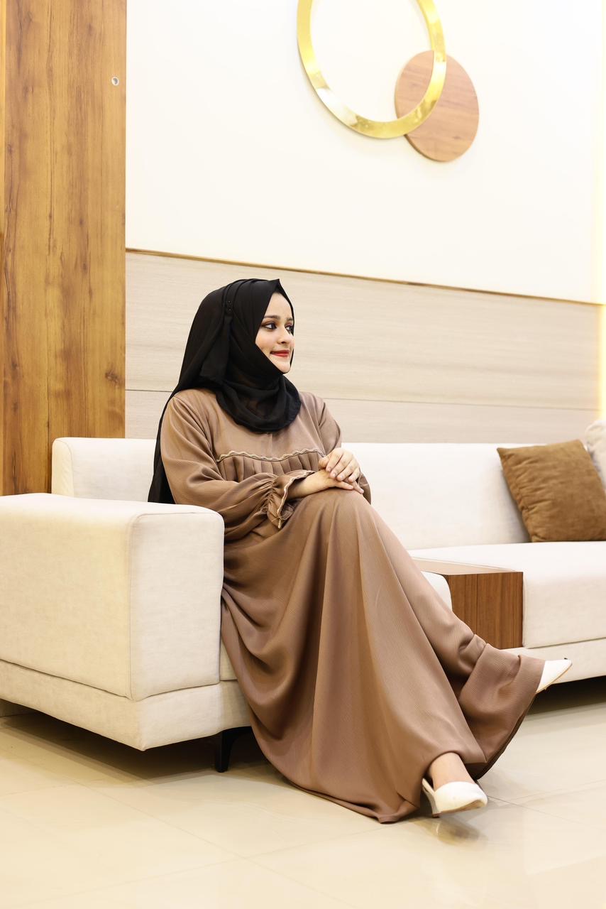 Zoom pleated abaya