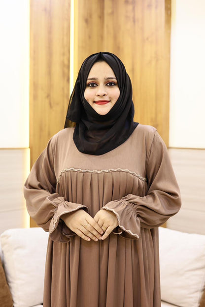 Zoom pleated abaya